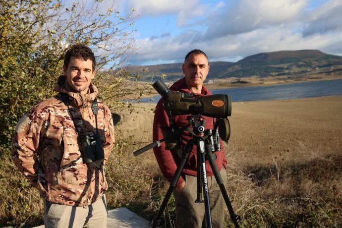 Haritz Sarasa y Raúl Pascual, con sus equipos de observación frente a la balsa de Zolina/Ezkoriz.