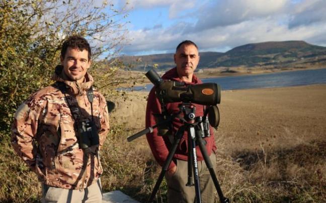 Haritz Sarasa y Raúl Pascual, con sus equipos de observación frente a la balsa de Zolina/Ezkoriz.