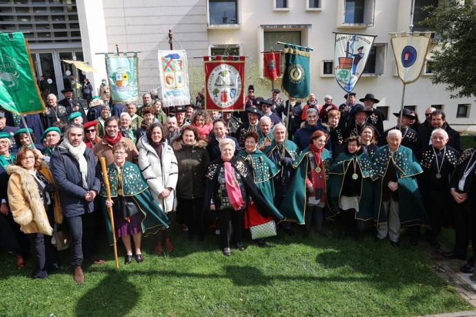 A la izquierda, la presidenta de la cofradía del Relleno de Navarra, Mari Jose Nicolay (con la makila), junto a los cofrades de honor y algunos miembros de cofradías de todo el Estado.