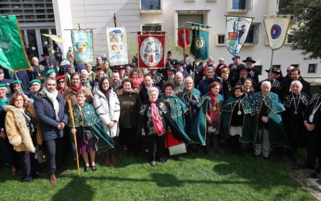 A la izquierda, la presidenta de la cofradía del Relleno de Navarra, Mari Jose Nicolay (con la makila), junto a los cofrades de honor y algunos miembros de cofradías de todo el Estado.