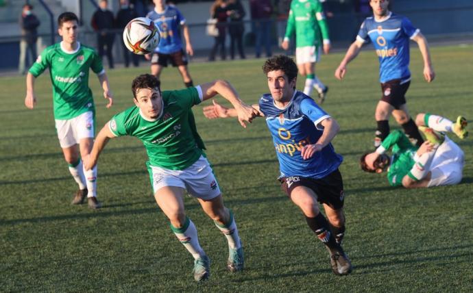 Dufur y Aser Albes disputando la posesión de balón en una de las acciones de la primera mitad.