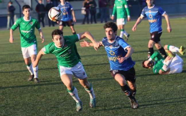 Dufur y Aser Albes disputando la posesión de balón en una de las acciones de la primera mitad. Dufur y Aser Albes disputando la posesión de balón en una de las acciones de la primera mitad.