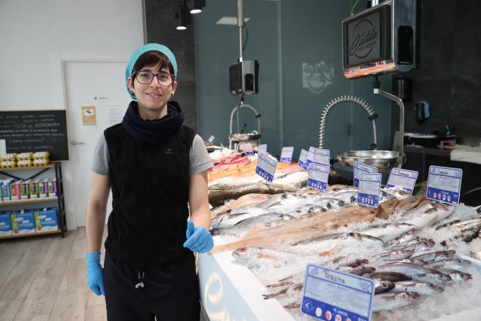Raquel Méndez posa delante del mostrador de la pescadería El Castillo, la única del Soto Lezkairu.