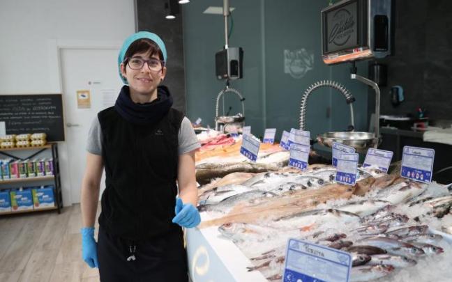 Raquel Méndez posa delante del mostrador de la pescadería El Castillo, la única del Soto Lezkairu.
