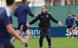 Jagoba Arrasate, sobre el césped de uno de los campos de Tajonar.