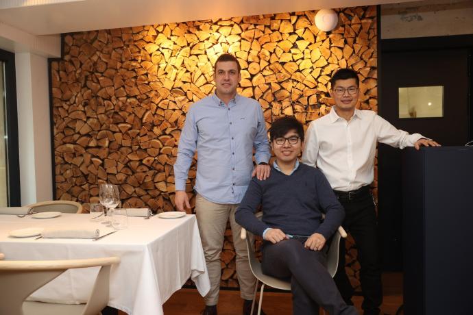 De izquierda a derecha: Xabier Rivas, asesor gastronómico, Santi Wuan y Juan Fen en el asador Ezcabarte en la calle Pozo Blanco