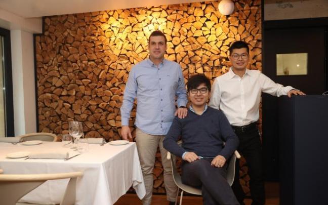De izquierda a derecha: Xabier Rivas, asesor gastronómico, Santi Wuan y Juan Fen en el asador Ezcabarte en la calle Pozo Blanco De izquierda a derecha: Xabier Rivas, asesor gastronómico, Santi Wuan y Juan Fen en el asador Ezcabarte en la calle Pozo Blanco