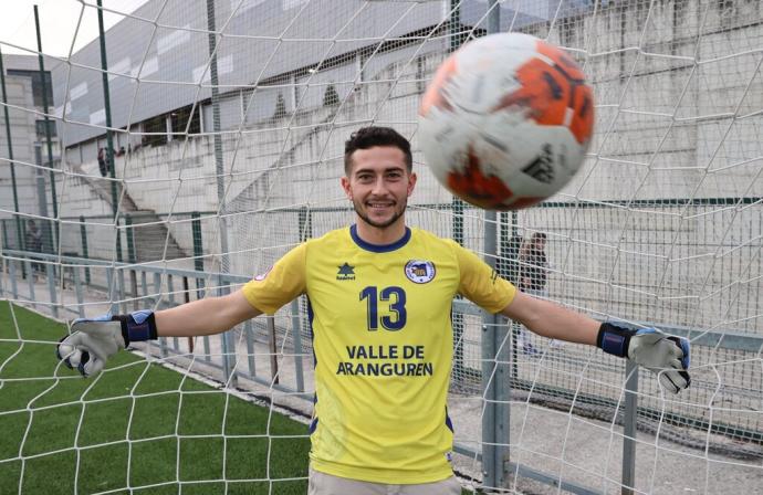 Borja Aizpun, en la portería de Mutilnova, con la camiseta de portero.