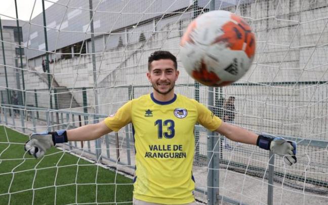 Borja Aizpun, en la portería de Mutilnova, con la camiseta de portero.