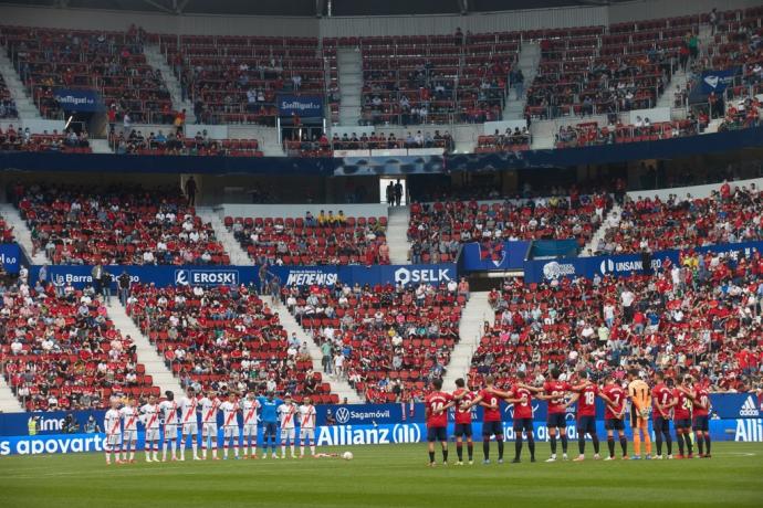 Minuto de silencio en el partido Osasuna - Rayo Vallecano de la última jornada en El Sadar.