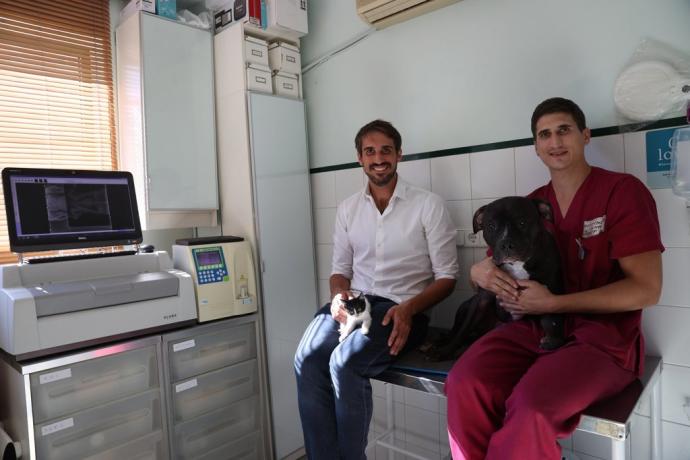 Javier y Miguel Zalacáin, junto a algunos de sus animales, Thorky (el perro) y Máximo (el gato) en la clínica que acaban de abrir en Burlada.