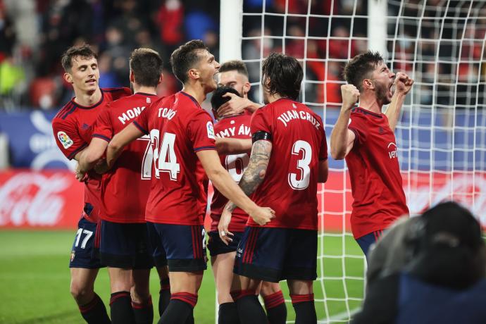 Los jugadores de Osasuna se abrazan tras un gol