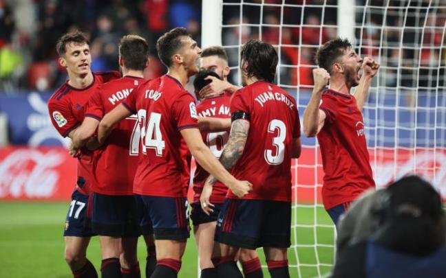 Los jugadores de Osasuna se abrazan tras un gol