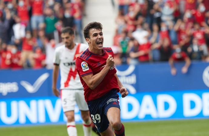 Manu Sánchez celebra el gol con la mano en el escudo de Osasuna