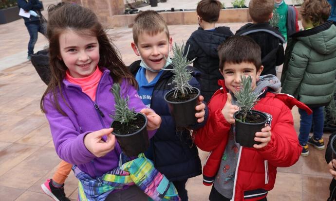 Tres alumnos posan sonrientes con sus respectivas lavandas.