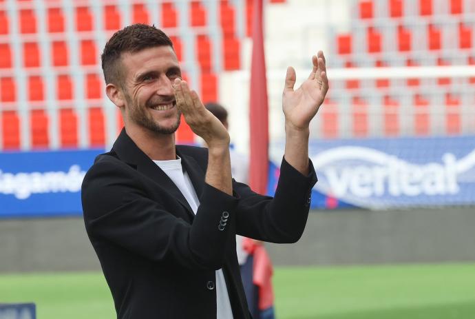 El capitán de Osasuna Oier Sanjurjo, ha recibido el homenaje de la afición osasunista en el día de su despedida como jugador rojillo.