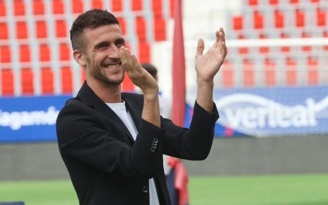 El capitán de Osasuna Oier Sanjurjo, ha recibido el homenaje de la afición osasunista en el día de su despedida como jugador rojillo.