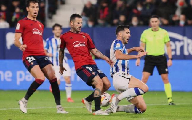 Rubén evita el remate de Merino