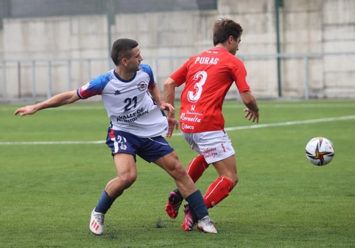 Javi Martínez disputando un balón en el duelo de ayer ante el Laredo.