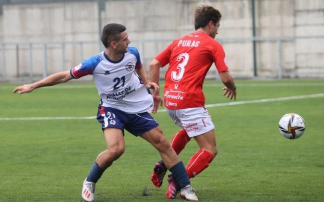Javi Martínez disputando un balón en el duelo de ayer ante el Laredo.