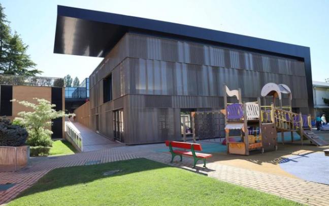 El edificio de la piscina interior, recubierto ahora con una chapa metálica de aluminio envolvente y microperforada. Al lado, el parque infantil