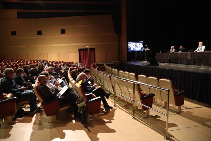 Asamblea en el Auditorio de Barañáin.