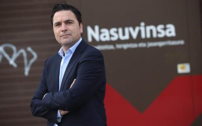 Alberto Bayona, junto a la sede de Nasuvinsa en el barrio de San Jorge.