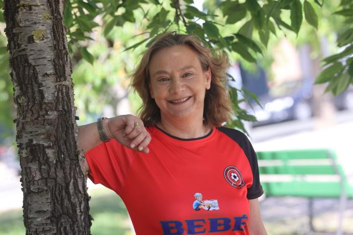 Eva Blanco posa con la camiseta de Mulier, equipo del que deja la presidencia después de ocho años en el cargo.