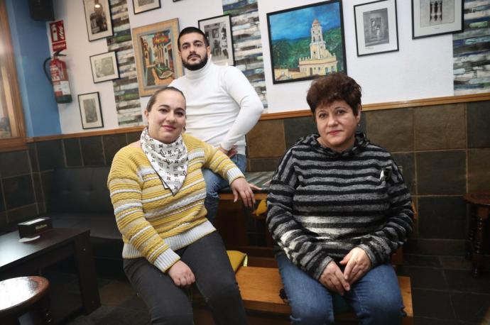 De izquierda a derecha la familia Khalatian Smbatian: Sirush (hija), Amaiak (hijo) y Germine (madre) en el interior de La Bodeguita del Medio.