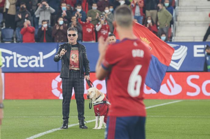 Serafín Zubiri, durante la interpretación del himno.
