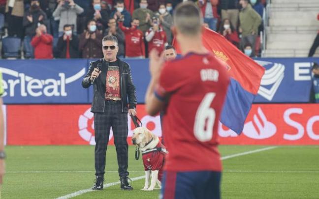 Serafín Zubiri, durante la interpretación del himno.