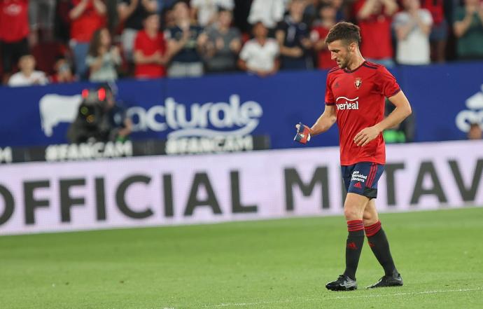 Oier mira el brazalete de capitán