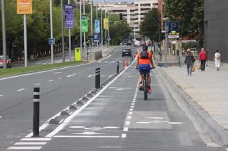 Carril bici en la Avenida del Ejército de Pamplona.