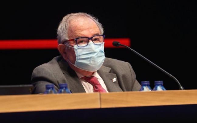 Luis Sabalza atiende durante una exposición de la Asamblea.