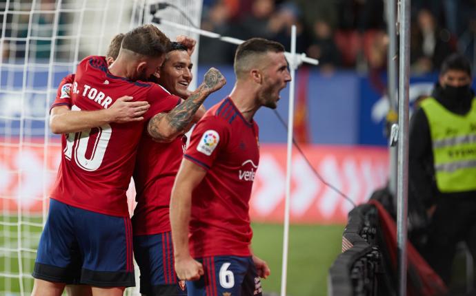 Los jugadores de Osasuna celebran el gol