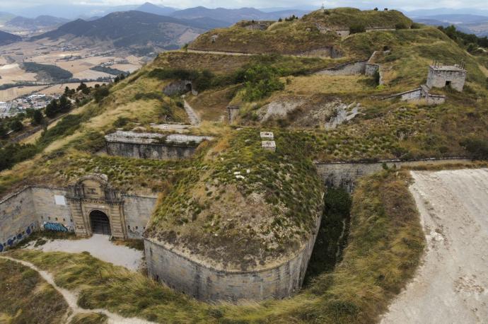 A vista de pájaro, el fuerte de San Cristóbal se conserva casi escondido entre la maleza, inerte pero imponente.