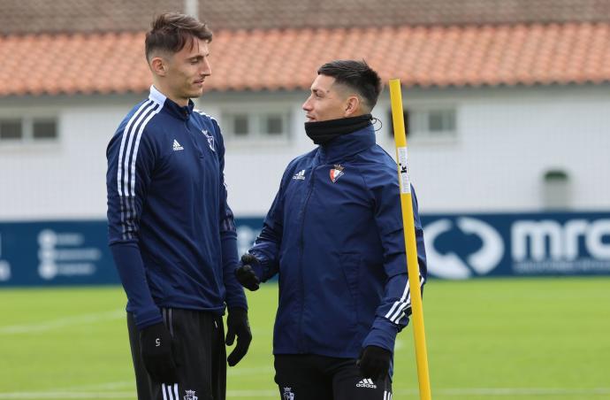 Chimy y Budimir hablan en un entrenamiento