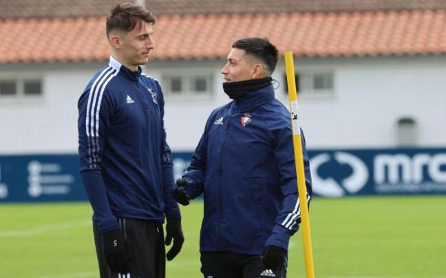 Chimy y Budimir hablan en un entrenamiento
