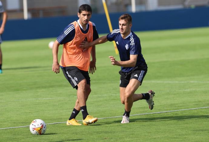 Cote, en uno de sus primeros entrenamientos con Osasuna, junto a Barbero.