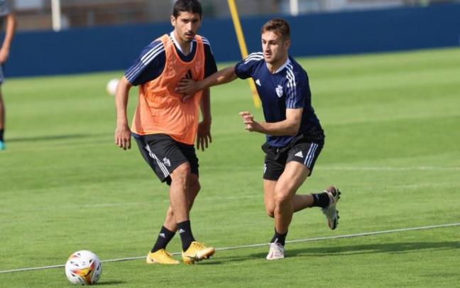 Cote, en uno de sus primeros entrenamientos con Osasuna, junto a Barbero.