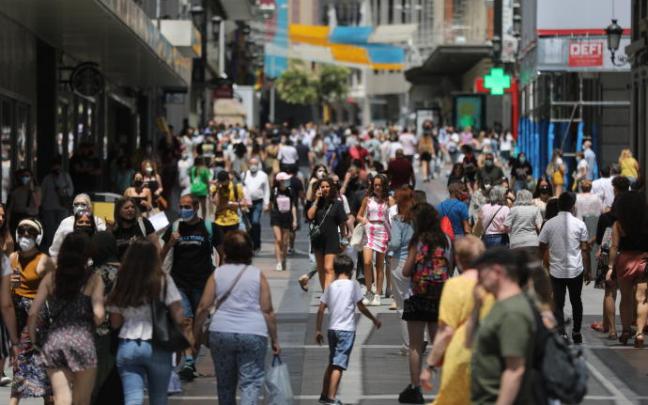 Un grupo de personas camina por Madrid.