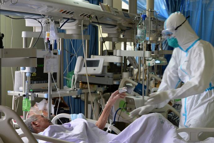 Médicos atendiendo a pacientes ingresados por coronavirus en un hospital.