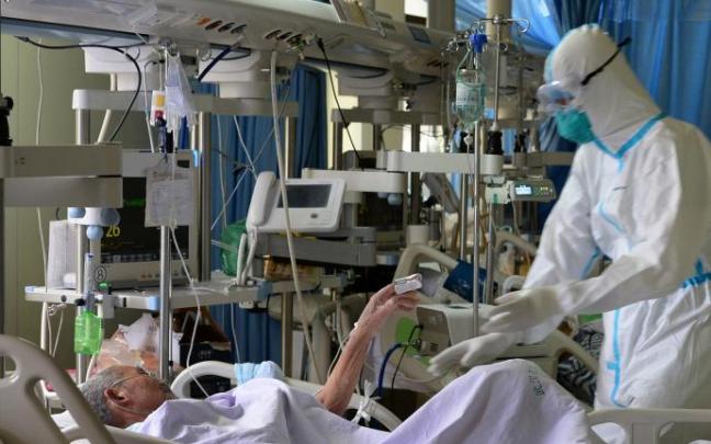 Médicos atendiendo a pacientes ingresados por coronavirus en un hospital.