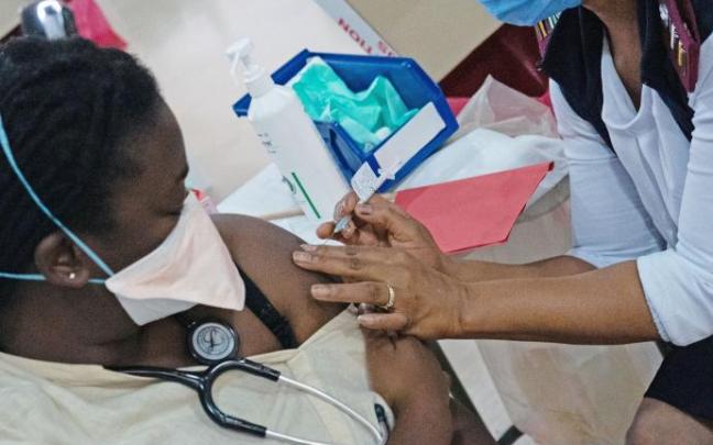 Una sanitaria se vacuna contra el coronavirus en Johannesburgo.