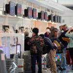 Propone reforzar los test en los aeropuertos, en lugar de implantar restricciones que bloquean a otros países.