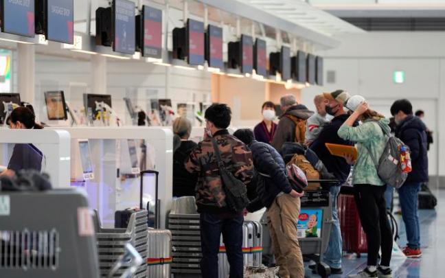 Propone reforzar los test en los aeropuertos, en lugar de implantar restricciones que bloquean a otros países. Propone reforzar los test en los aeropuertos, en lugar de implantar restricciones que bloquean a otros países.