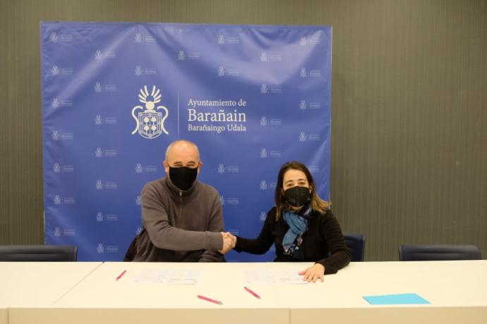 La alcaldesa de Barañáin, María Lecumberri, junto a director de la Fundación Sahats, José Ramón Olano.