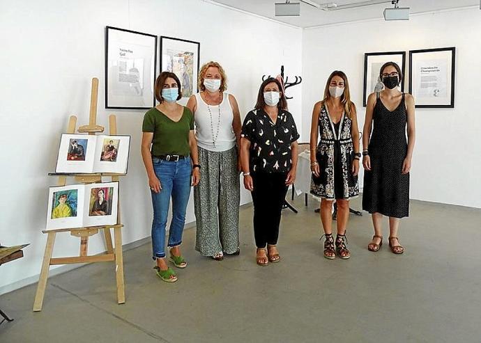 La alcaldesa, concejalas (EH Bildu y PNV) y Landaida, en la exposición.