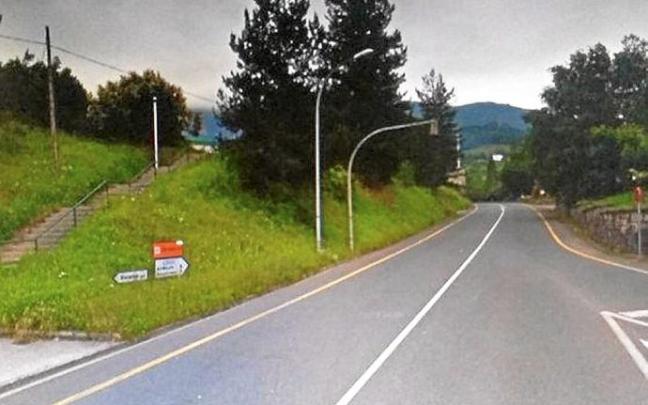 El camino partirá donde acaba la acera de acceso a Azkoagain. Foto: A.D.