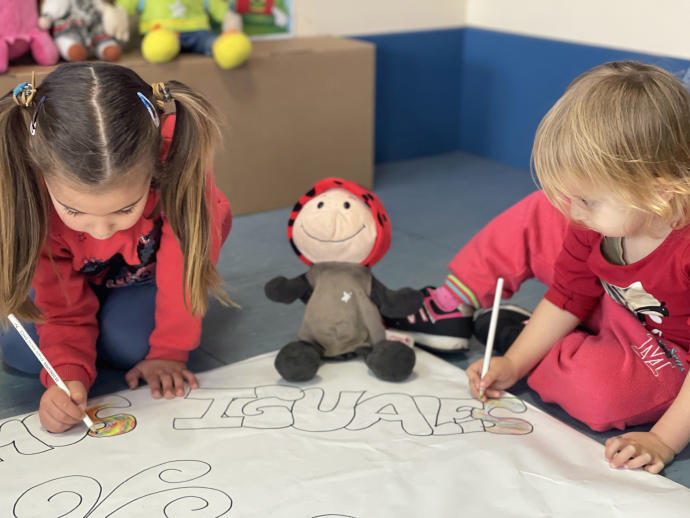 Dos escolares participan en el concurso.